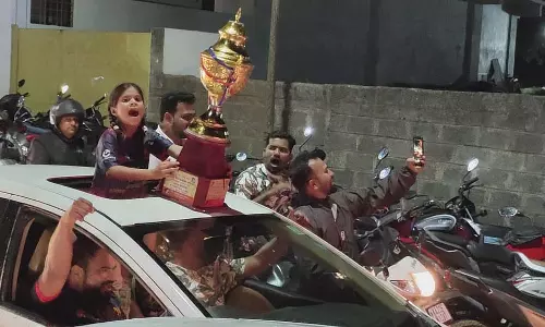 RCB ने IPL ट्रॉफी जीती: बेलगाम में जश्न जोरों पर RCB ने IPL ट्रॉफी जीती: बेलगाम में जश्न जोरों पर