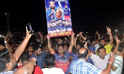 RCB की ट्रॉफी: हुबली में प्रशंसकों ने मनाया जश्न