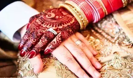 Shahjahanpur: रिश्ता देखने गई मां ने बेटी के दूल्हे से ही रचा ली शादी