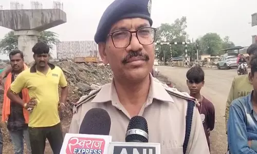 MP: झाबुआ में सीमेंट से भरा ट्रक कार पर पलटने से पांच नाबालिगों समेत 9 लोगों की मौत, 2 घायल