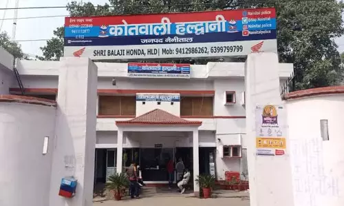 Haldwani: शराबी पर्यटकों का उत्पात, पुलिस ने थाने में बिठाया Haldwani: शराबी पर्यटकों का उत्पात, पुलिस ने थाने में बिठाया