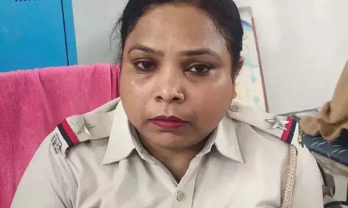बरहामपुर में 10,000 रुपये की रिश्वत लेते महिला ASI गिरफ्तार बरहामपुर में 10,000 रुपये की रिश्वत लेते महिला ASI गिरफ्तार