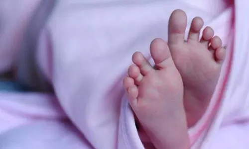 एक व्यक्ति ने नवजात बेटी को फेंककर मार डाला एक व्यक्ति ने नवजात बेटी को फेंककर मार डाला