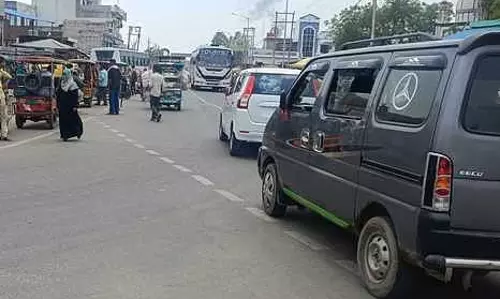 Pilibhith: राज्यपाल दौरे के दौरान ट्रैफिक प्लानिंग की चूक, वाहन निकाले फिर रोके गए Pilibhith: राज्यपाल दौरे के दौरान ट्रैफिक प्लानिंग की चूक, वाहन निकाले फिर रोके गए