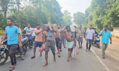गौमांस व्यापारियों पर गोबर पोतकर गांव में घुमाया गया