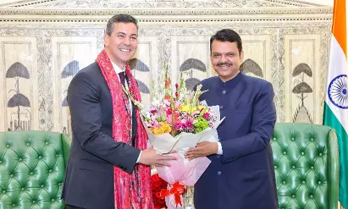 Maharashtra : मुख्यमंत्री ने पैराग्वे के राष्ट्रपति सैंटियागो पेना का मुंबई में स्वागत किया