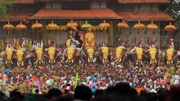 Kerala: त्रिशूर पूरम विवाद: मंत्री के कॉल न उठाने पर एडीजीपी पर उठे सवाल Kerala: त्रिशूर पूरम विवाद: मंत्री के कॉल न उठाने पर एडीजीपी पर उठे सवाल
