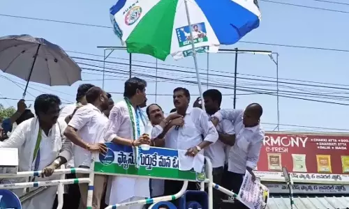 AP: वेन्नुपोटु दिवस रैली के दौरान बोत्सा सत्यनारायण गिर पड़े AP: वेन्नुपोटु दिवस रैली के दौरान बोत्सा सत्यनारायण गिर पड़े