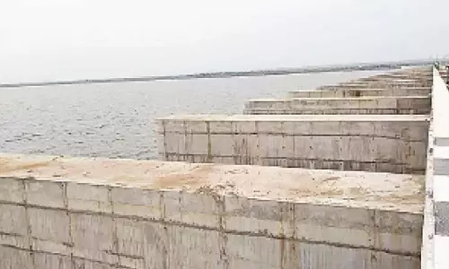 गोदावरी नदी में भारी बाढ़ के कारण मेडिगड्डा में परीक्षण पर  लग गई है  रोक