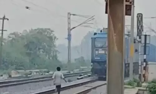पटरी में दौड़ रही ट्रेन के सामने रीलबाजी, युवक का वीडियो वायरल
