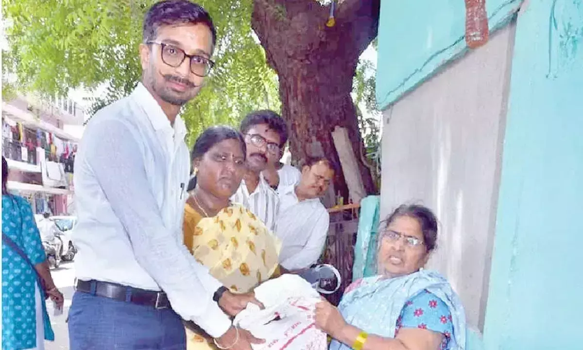 Andhra: कलेक्टर ने बुजुर्गों और दिव्यांगों के लिए राशन घर-घर पहुंचाने के निर्देश दिए Andhra: कलेक्टर ने बुजुर्गों और दिव्यांगों के लिए राशन घर-घर पहुंचाने के निर्देश दिए