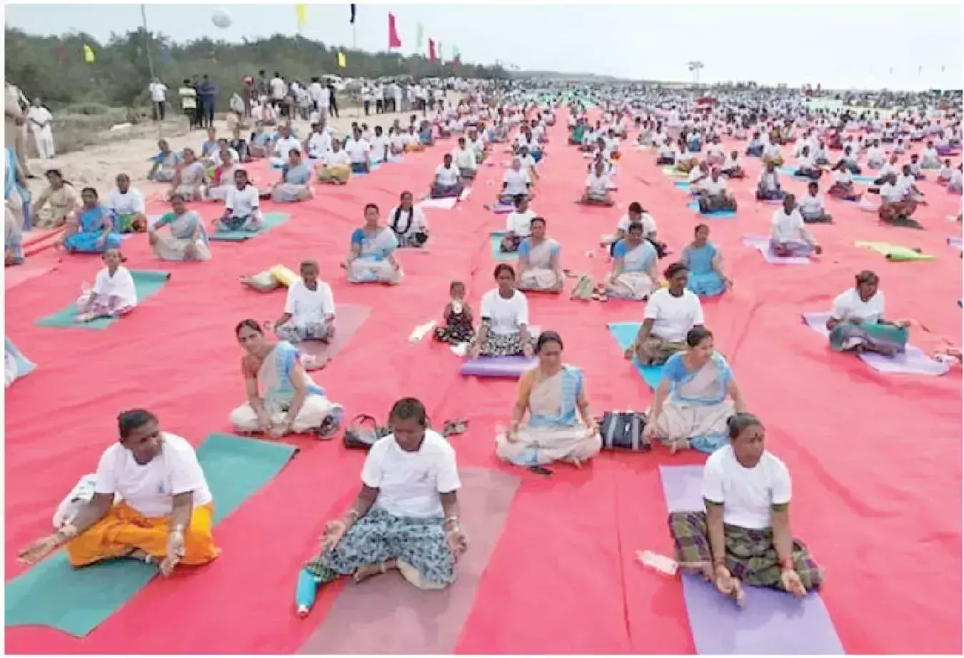Andhra में अंतर्राष्ट्रीय योग दिवस से पहले समुद्र तट पर योग सत्र