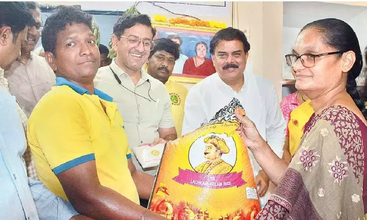 Andhra: नागरिक आपूर्ति मंत्री ने किया राशन दुकानों का निरीक्षण Andhra: नागरिक आपूर्ति मंत्री ने किया राशन दुकानों का निरीक्षण