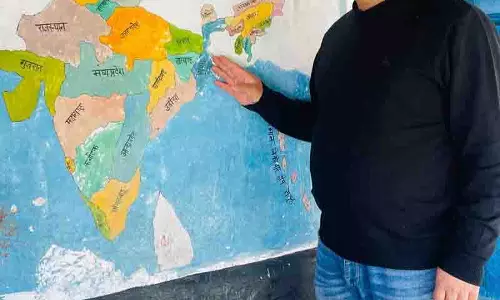 MLA ने स्कूलों की दीवारों पर लगे गलत मानचित्रों को चिन्हित किया