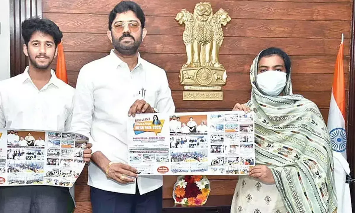 Andhra: शिक्षा मेगा मेले पर ब्रोशर का विमोचन