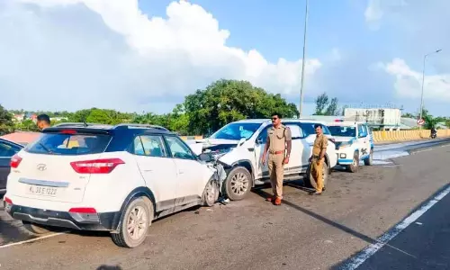 Kerala : बाईपास पर कार की टक्कर में चार लोग घायल