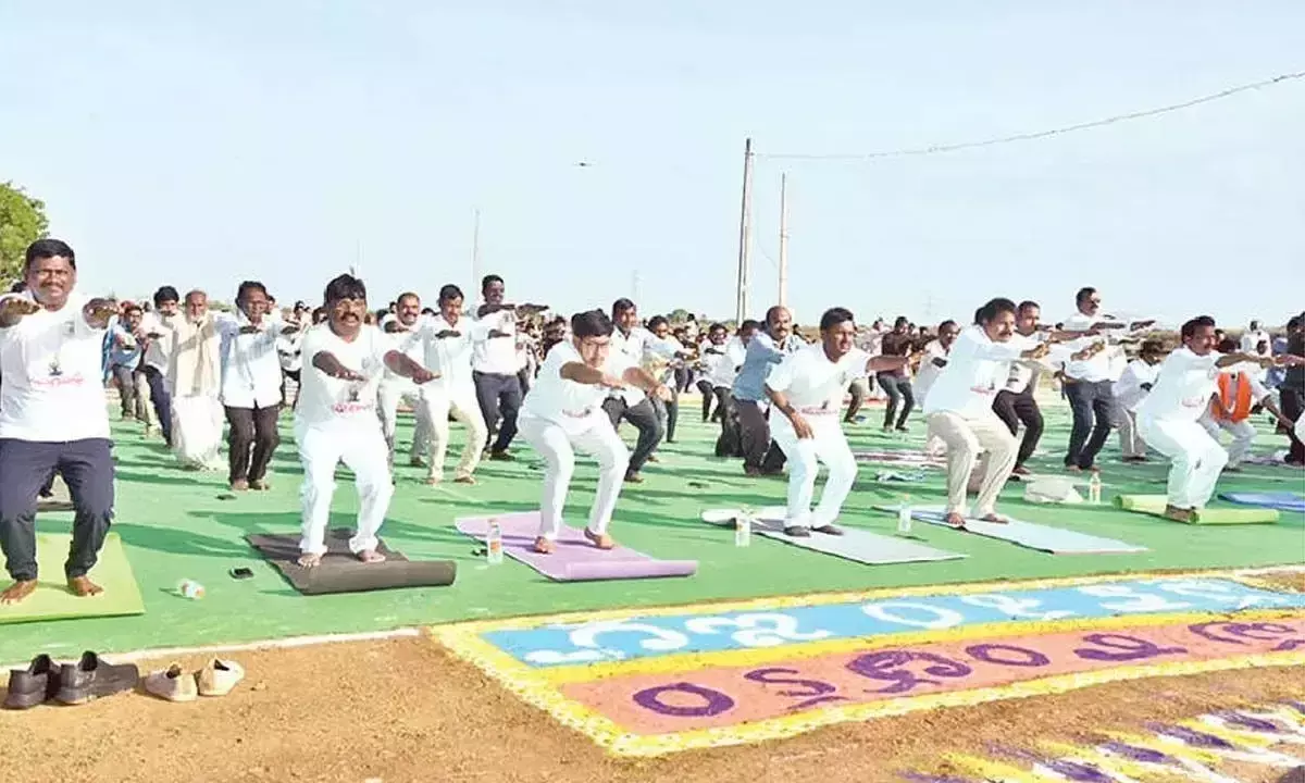 Andhra: त्रिपुरांतकम में 2,000 लोगों ने योगाभ्यास में भाग लिया Andhra: त्रिपुरांतकम में 2,000 लोगों ने योगाभ्यास में भाग लिया