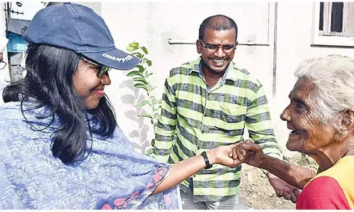 Andhra: कलेक्टर ने लाभार्थियों की संतुष्टि के बारे में जानकारी ली Andhra: कलेक्टर ने लाभार्थियों की संतुष्टि के बारे में जानकारी ली