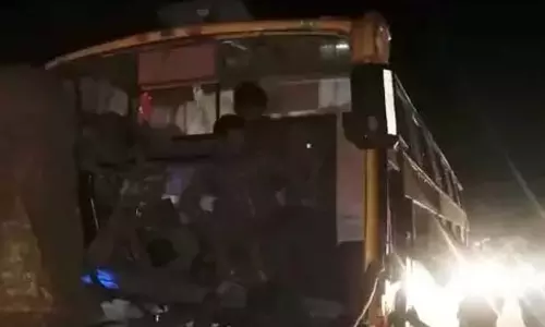 Choutuppal में निजी बस के खड़ी लॉरी से टकराने से 2 लोगों की मौत, 20 घायल