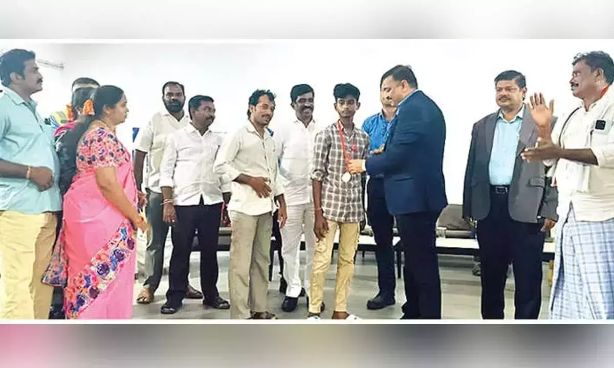 Andhra: अदानी कृष्णापट्टनम पोर्ट और अदानी फाउंडेशन ने मेधावी छात्रों को सम्मानित किया Andhra: अदानी कृष्णापट्टनम पोर्ट और अदानी फाउंडेशन ने मेधावी छात्रों को सम्मानित किया
