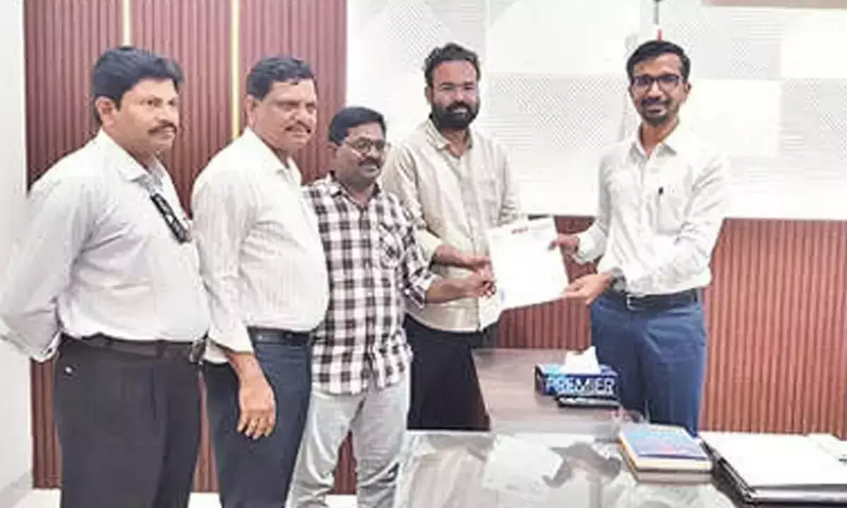 APWJF ने कलेक्टर से पत्रकारों के बच्चों के लिए मुफ्त शिक्षा लागू करने का आग्रह किया APWJF ने कलेक्टर से पत्रकारों के बच्चों के लिए मुफ्त शिक्षा लागू करने का आग्रह किया