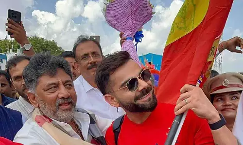 विराट कोहली का एयरपोर्ट पर भव्य स्वागत, डिप्टी सीएम DK शिवकुमार ने दी बधाई विराट कोहली का एयरपोर्ट पर भव्य स्वागत, डिप्टी सीएम DK शिवकुमार ने दी बधाई