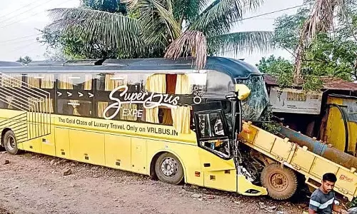 पुणे-बेंगलुरु हाईवे पर बस की ट्रक और ट्रॉली से टक्कर; एक व्यक्ति घायल