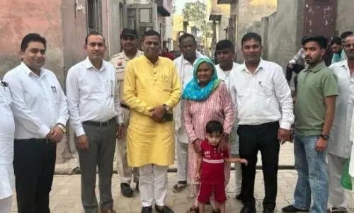 Bhiwani: हरियाणा एससी आयोग के उपाध्यक्ष ने ग्रामीणों से सीधे संवाद किया Bhiwani: हरियाणा एससी आयोग के उपाध्यक्ष ने ग्रामीणों से सीधे संवाद किया