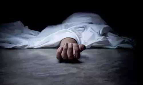 Andhra : काकीनाडा में हंगामा एक ही कमरे में मिले मां-बेटे के शव Andhra : काकीनाडा में हंगामा एक ही कमरे में मिले मां-बेटे के शव