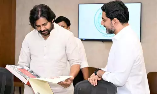 Andhra : लोकेश ने पवन को युवागलम पदयात्रा पर एक पुस्तक भेंट की Andhra : लोकेश ने पवन को युवागलम पदयात्रा पर एक पुस्तक भेंट की