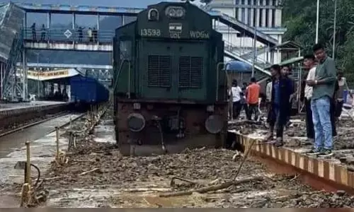 Assam में भारी बारिश ने रोकी ट्रेनों की रफ्तार Assam में भारी बारिश ने रोकी ट्रेनों की रफ्तार