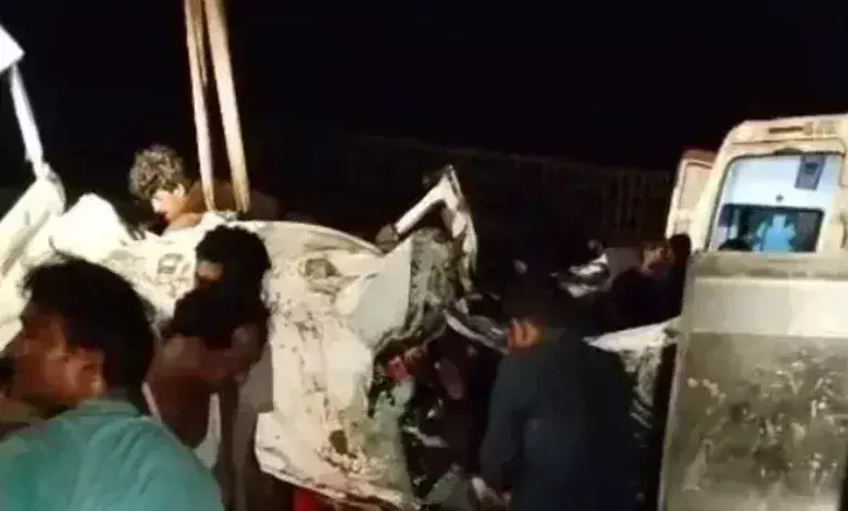 Jhabua: शादी से लौटते समय कार पर ट्राला पलटा, 9 लोगों की दर्दनाक मौत