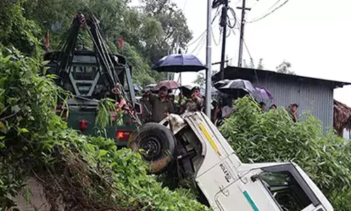 सुरक्षा बलों ने गहरी खाई से वाहन निकाला सुरक्षा बलों ने गहरी खाई से वाहन निकाला