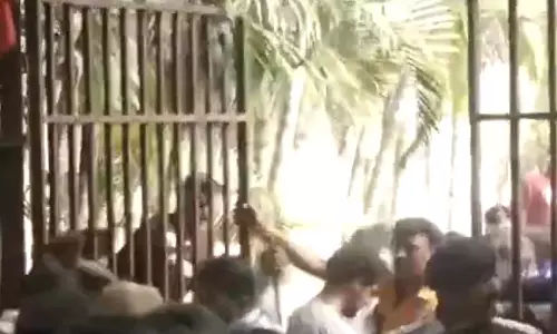 RCB टीम के स्वागत में उमड़ी भीड़, स्टेडियम के बाहर पुलिस ने किया हल्का लाठीचार्ज RCB टीम के स्वागत में उमड़ी भीड़, स्टेडियम के बाहर पुलिस ने किया हल्का लाठीचार्ज