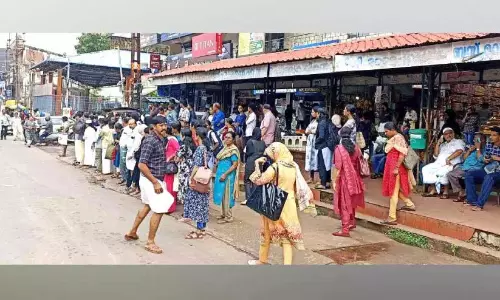 कन्नूर-पयन्नूर मार्ग पर अस्थायी रूप से काम रुका, यात्री फंसे कन्नूर-पयन्नूर मार्ग पर अस्थायी रूप से काम रुका, यात्री फंसे