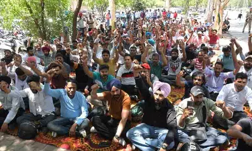 Chandigarh के पार्षदों ने पार्टी लाइन से हटकर 664 ट्यूबवेल ऑपरेटरों की बर्खास्तगी का विरोध किया