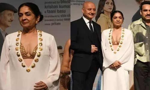 Neena Gupta ने बोल्ड लुक में चौंकाया, कहा ‘आत्मविश्वास की कोई उम्र सीमा नहीं होती’ Neena Gupta ने बोल्ड लुक में चौंकाया, कहा ‘आत्मविश्वास की कोई उम्र सीमा नहीं होती’