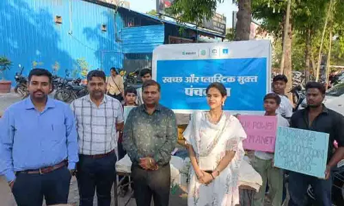 Panchkula में स्वच्छता को बढ़ावा देने के लिए सेक्टर-15 मार्केट में कपड़े के थैले बांटे गए