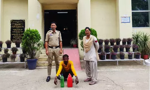 कोल्ड ड्रिंक बॉटल में महुआ शराब जब्त, पुलिस ने दी दबिश