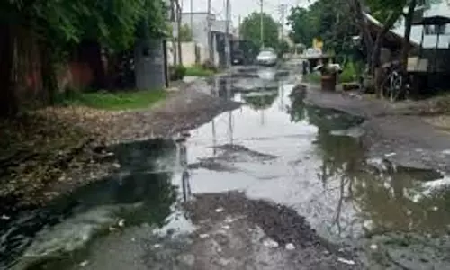 Bareilly: नालियों का पानी जोगी नवादा में सड़क पर जमा, लोगों ने जताई शिकायत