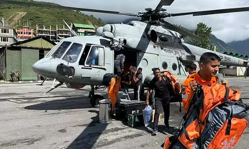 सिक्किम भूस्खलन: वायुसेना ने 2 अमेरिकियों समेत 33 लोगों को बचाया सिक्किम भूस्खलन: वायुसेना ने 2 अमेरिकियों समेत 33 लोगों को बचाया