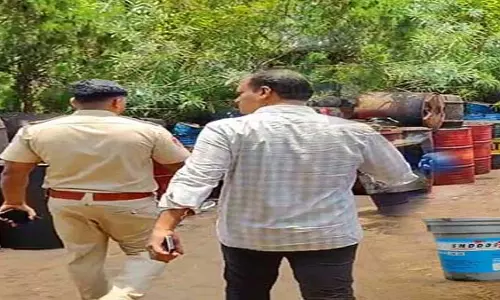 Fake इंजन ऑयल बनाने वाली इकाई का भंडाफोड़ Fake इंजन ऑयल बनाने वाली इकाई का भंडाफोड़