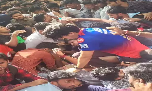 BIG BREAKING: चिन्नास्वामी स्टेडियम के बाहर मची भगदड़, महिला समेत 3 की मौत BIG BREAKING: चिन्नास्वामी स्टेडियम के बाहर मची भगदड़, महिला समेत 3 की मौत