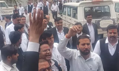 Farrukhabad: अधिवक्ताओं ने दर्ज मुकदमों को लेकर न्यायिक कार्य बहिष्कार किया Farrukhabad: अधिवक्ताओं ने दर्ज मुकदमों को लेकर न्यायिक कार्य बहिष्कार किया