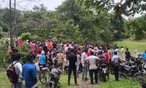 पेड़ से लटकता मिला छात्र का शव, इलाके में फैली सनसनी