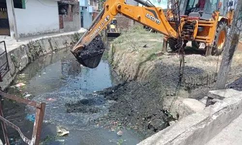 Jammu MC ने बारिश से पहले नालों से गाद निकालने का काम शुरू किया Jammu MC ने बारिश से पहले नालों से गाद निकालने का काम शुरू किया