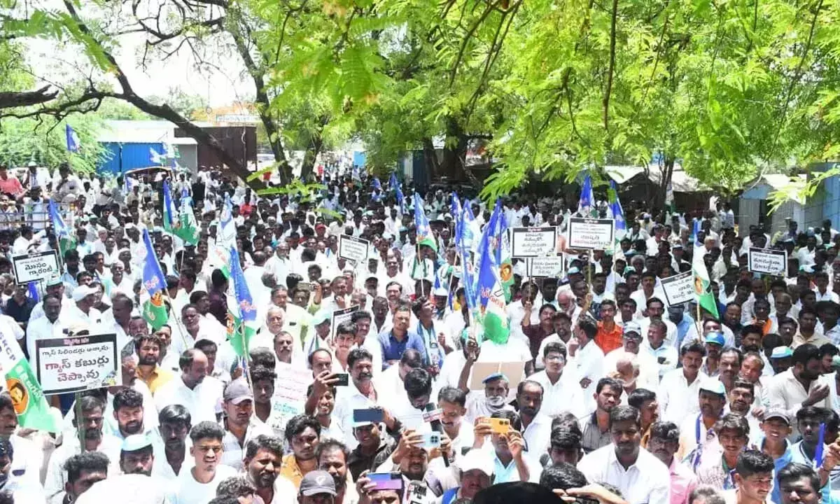 YSRCP ने बनगानपल्ले में रैली के साथ “विश्वासघात दिवस” मनाया