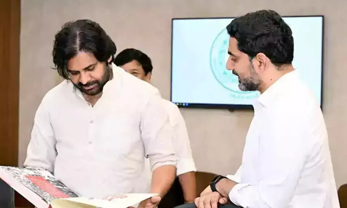 Andhra: पवन कल्याण को नारा लोकेश से युवागलम पदयात्रा पुस्तक प्राप्त हुई Andhra: पवन कल्याण को नारा लोकेश से युवागलम पदयात्रा पुस्तक प्राप्त हुई