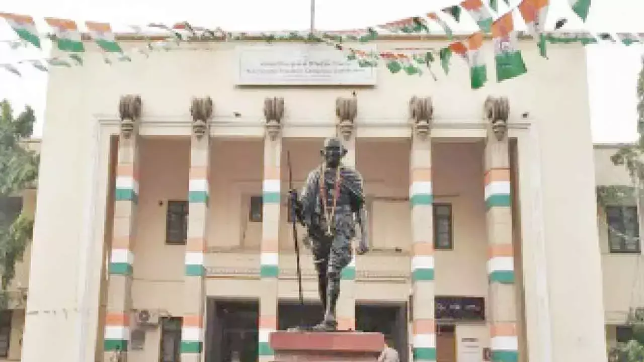 Telangana: मंत्रिमंडल में फेरबदल की संभावना, गांधी भवन की सुरक्षा बढ़ाई गई Telangana: मंत्रिमंडल में फेरबदल की संभावना, गांधी भवन की सुरक्षा बढ़ाई गई