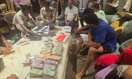 Raipur Breaking: भाठागांव के हिस्ट्रीशीटर आरोपी रोहित सिंह तोमर-वीरेन्द्र सिंह तोमर के मकान की ली गई तलाशी Raipur Breaking: भाठागांव के हिस्ट्रीशीटर आरोपी रोहित सिंह तोमर-वीरेन्द्र सिंह तोमर के मकान की ली गई तलाशी